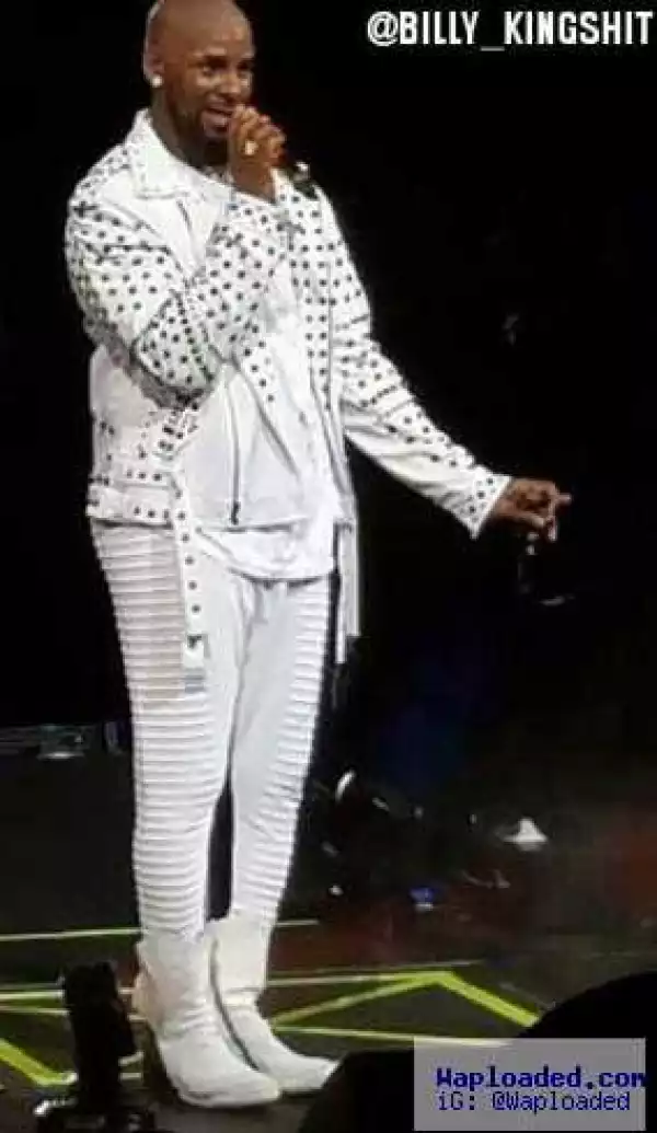 See what R.Kelly wore to perform on stage...lol (photos)